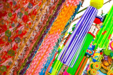 Japonya 'nın Sendai kentinde düzenlenen ve aynı zamanda Yıldız Festivali olarak da bilinen Sendai Tanabata Festivali sırasında renkli süslemeler                 