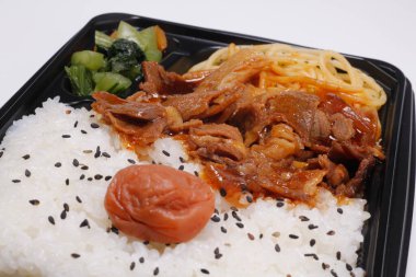 Japon yemeği, kızarmış domuz, makarna, sos ve sebzeli pilav.