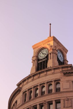 Seiko marka reklam sembolü Ginza, Tokyo, Japonya 'daki saat kulesinde.