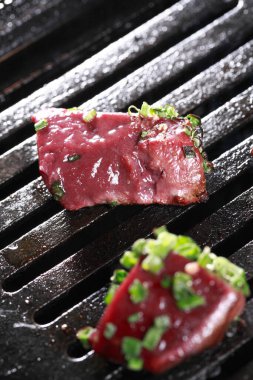 Biftek ve baharatlı ızgara..