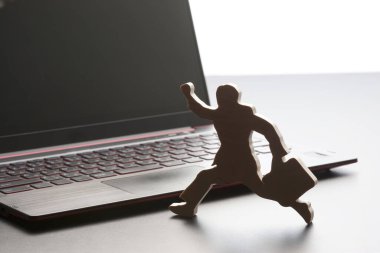 kavramsal iş imajı - dizüstü bilgisayarla çalışan ahşap iş adamı