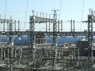 Yüksek voltajlı elektrik hatları olan elektrik santrali