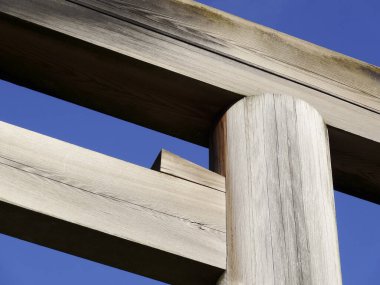 Mavi gökyüzü arka plan karşı ahşap çit