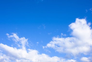 Mavi gökyüzü arkaplanlı bulutlar.