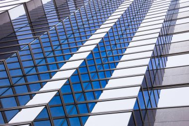 Şehirdeki modern mimarinin düşük açılı görüntüsü 