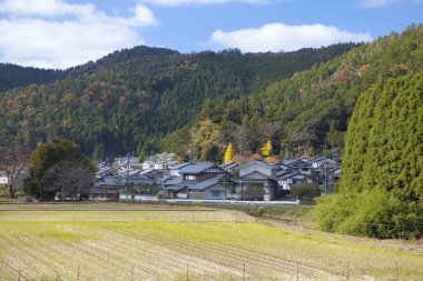 Yaz dağlarında Asya köyü, gündüz manzarası