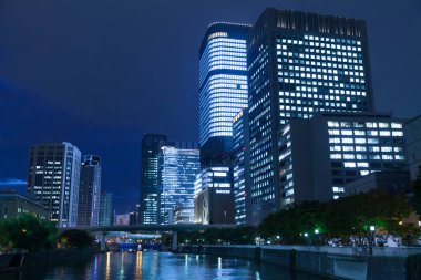 Japon şehrinin merkezinde modern ofis binaları olan şehir manzarası 