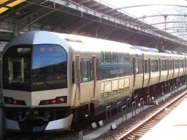 Tren kalkmak üzere olan şehir tren istasyonu.