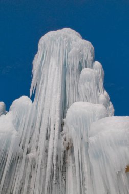 Buz üstünde donmuş buz saçakları olan güzel kış manzarası