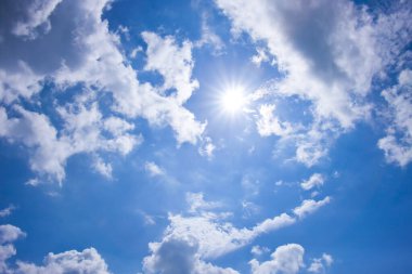 mavi gökyüzü ve doğa arka planında bulutlar