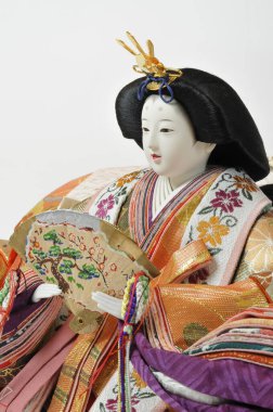 Yelpazeli geleneksel Japon bebeği kimono giyiyor.