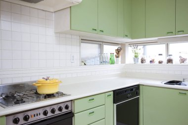 Modern mutfak tezgahının iç çekimleri.