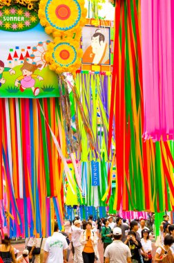İnsanlar ve dekorasyonlar Tanabata Festivali 'nde, Japon yaz festivali olarak da bilinir..                     