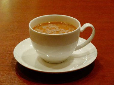 Bir fincan sütlü kahve, yakın çekim manzaralı.           