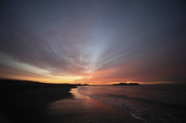 Deniz Sahil üzerinde güzel gün batımı  