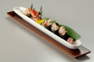 Suşi dürümleri yakın plan, Japon yemekleri tabakta. 