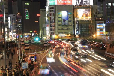 Tokyo, Japonya 'da binaları ve insanları olan modern şehir manzarası. 