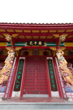 Tarihi bir Japon tapınağının büyüleyici resmi.