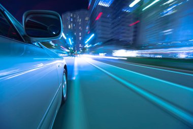 Gece şehir caddesinde araba sürüyor. Hareket bulanıklığı