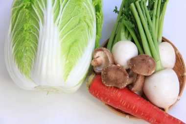 Beyaz arka planda taze taze organik sebzelerin yakın plan görüntüsü, sağlıklı beslenme kavramı          