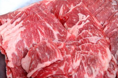 Arka planda taze çiğ et, kapatın.