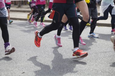 Spor konsepti, insanların bacaklarının arka plan görünümü maratonu 