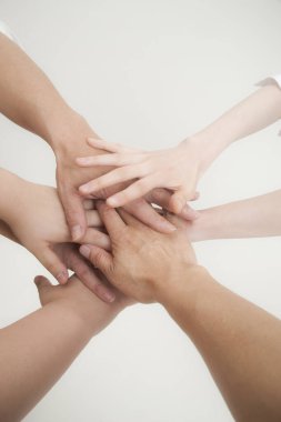 Beyaz arka planda el ele tutuşan insanları kapatın. Takım çalışması ve birlik kavramı.        