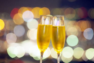 Şampanya bardakları ve arka planda köpüklü şarap, kapatın.