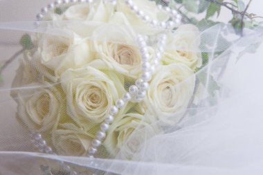 gelin buketi beyaz güllerden yapılmış 