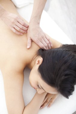 sırt masajı sahip genç bir kadın 