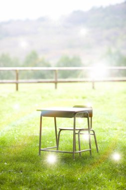 Yeşil çimenlikteki boş masa 