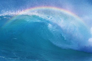 Gökkuşağı ve denizin dalgaları