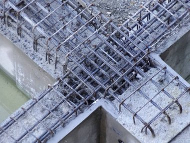 İnşaat halindeki belediye binasına beton paravan eklendi