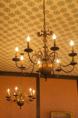 Tavandan sarkan avize, iç unsur.