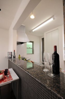 Arka planda yeni, modern bir dairede mutfak, kapat.