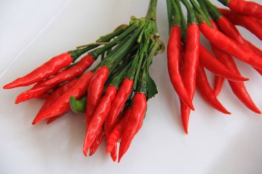 Mutfakta kırmızı kırmızı kırmızı biber manzarası       