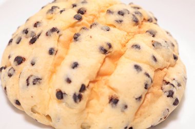 Beyaz tabakta çikolatalı dondurma yakın çekim