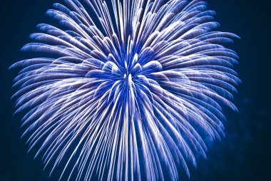 Geceleri çok güzel havai fişekler..                