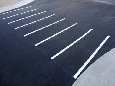 Çizgiler ve çizgilerle asfalt yol