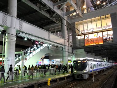 İnsanlar yoğun tren istasyonunda bekliyor.