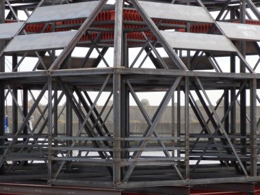 Şehir çalışma alanındaki binanın tamamlanmamış önü