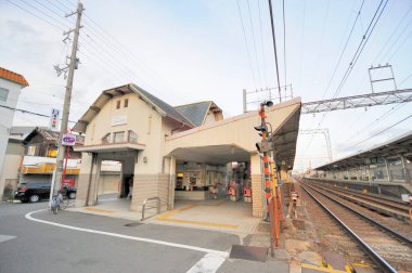Boş küçük köy tren istasyonu manzarası 