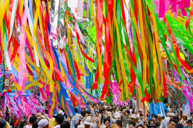 İnsanlar ve dekorasyonlar Tanabata Festivali 'nde, Japon yaz festivali olarak da bilinir..                     