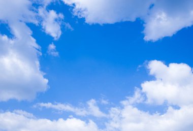 mavi gökyüzü ve doğa arka planında bulutlar