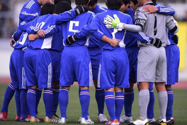 Japonya 'daki futbol maçındaki erkekler.