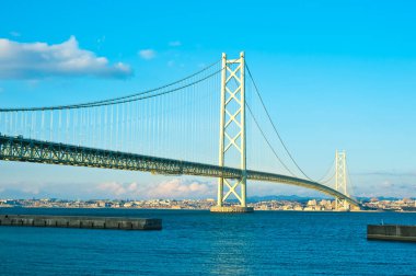 Akashi-Kaikyo Köprüsü dünyanın en uzun asma köprüsü. Japon anakarası Honshu 'daki Kobe şehrini Awaji Adası' ndaki Iwaya 'ya bağlar. - Kobe, Japonya