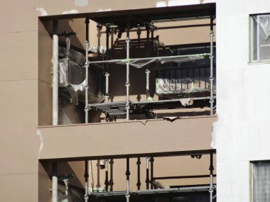 Şehir çalışma alanındaki binanın tamamlanmamış önü