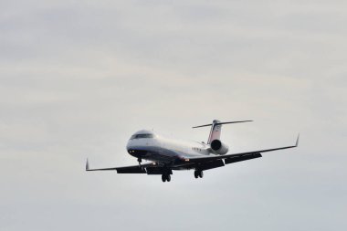 Mavi gökyüzünde uçan modern uçak