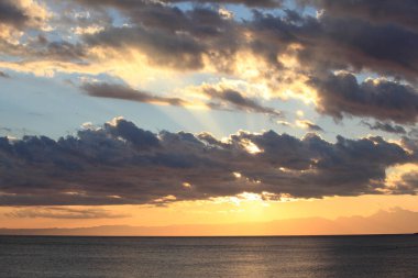 Denizin üzerinde güzel bir gün batımı             