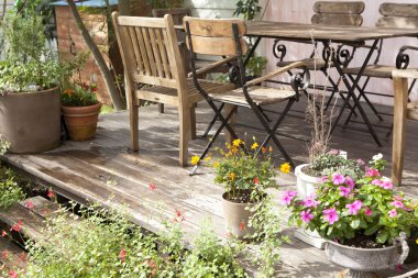 Modern Japon evinin güzel bahçesinin manzarası.